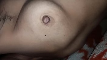 Раскрепощенная телка занимается анально-вагинальной мастурбацией длинным планом